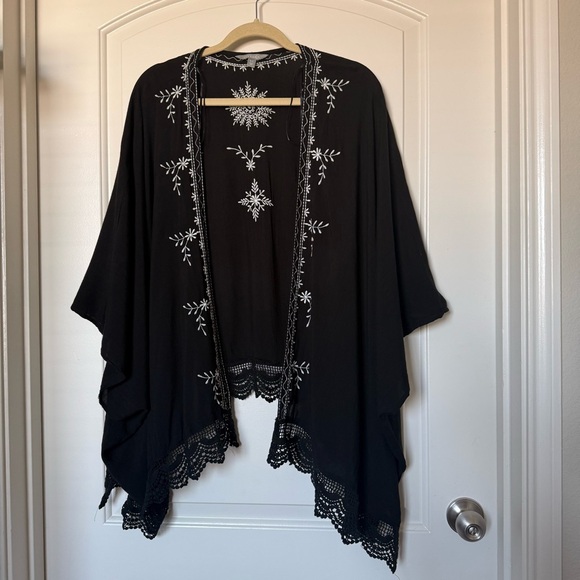Lovesick Black Kimono with White Embroidery - Picture 1 of 12